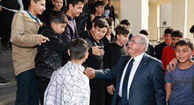 Başkan Mahçiçek’ten mesleki eğitim alan 500 öğrenciye bot ve mont hediyesi..