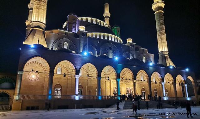 Depremzedeler Regaib Kandilini Abdulhamidhan camisinde karşıladı