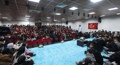 Hayati İnanç Gençlik Merkezinde sevenleri ile buluştu..