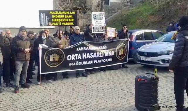 Kahramanmaraş'ta orta hasarlı bina sakinleri yürüyerek tepki gösterdi..