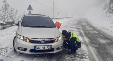 Sürücülerin yardımına jandarma koştu..