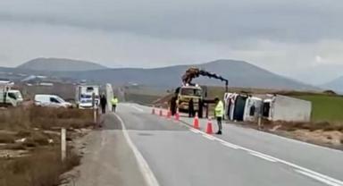 Kahramanmaraş’ta kamyon devrildi: 2 yaralı..