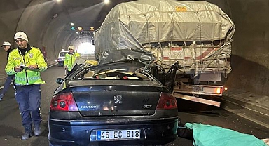Otomobil tıra arkadan çarptı: 1 ölü 1 ağır yaralı..