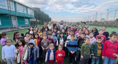 Ünlüler deprem bölgesinde vatandaşa moral vermek için geldi..