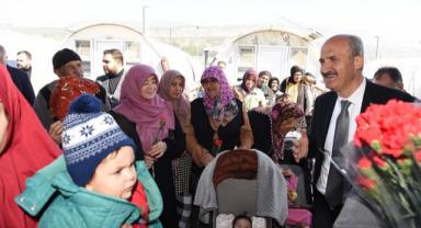 Başkan Okay, konteyner kentlerde ikamet eden kadınları ziyaret ederek çiçek verdi..