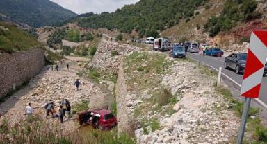 Andırın’da otomobil menfeze uçtu: 2 yaralı