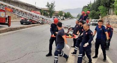 Bina çatısına düşen çocuğu itfaiye ekipleri kurtardı ..