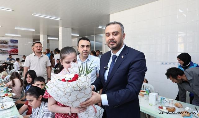 Başkan Toptaş, özel çocukların karne heyecanına ortak oldu..