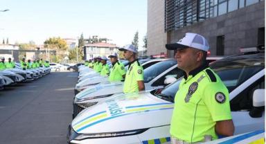 Kahramanmaraş’ta İl Emniyet Müdürlüğü’ne 63 Araç Dualarla Teslim Edildi..