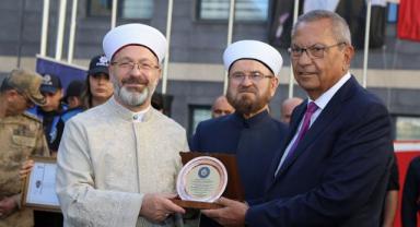 Kipaş Holding Yönetim Kurulu Başkanı M. Hanefi Öksüz'e Teşekkür Plaketi..