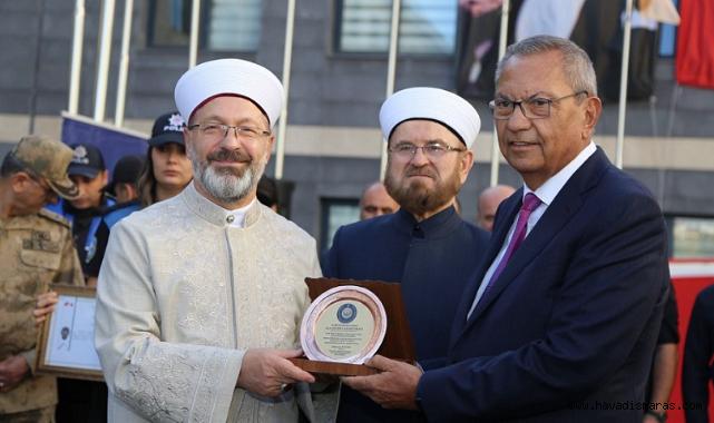 Kipaş Holding Yönetim Kurulu Başkanı M. Hanefi Öksüz'e Teşekkür Plaketi..