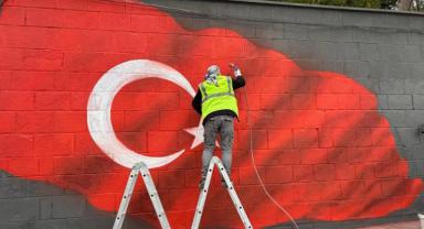 Duvar Yazıları Yerine Türk Bayrağı..