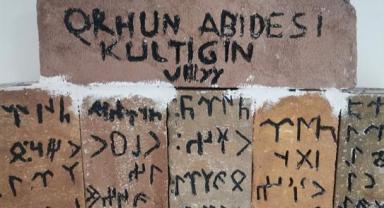 Kahramanmaraş’ta Öğrencilerden Orhun Abideleri Sergisi..