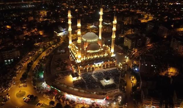 İlk Teravih Namazı 10 Bin Kişiyle Kılındı..