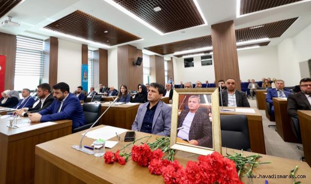 Onikişubat Belediye Meclisi, Vefat Eden Menderes Akıllı’yı Unutmadı..
