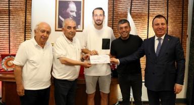 Başkan Narlı, Gol Kralı Aykut'a Özel Ödül Verdi..