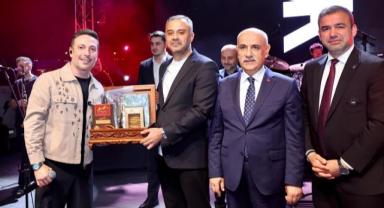 Onikişubat Gençlik Festivali'nin ilk konserinde Oğuzhan Koç Coşkusu Yaşandı...