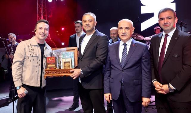 Onikişubat Gençlik Festivali'nin ilk konserinde Oğuzhan Koç Coşkusu Yaşandı...