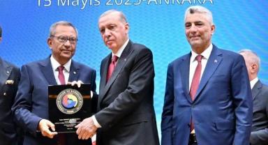 TOBB'dan KMTSO Meclis Başkanı Öksüz'e Hizmet Şeref Belgesi..