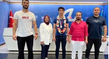 Halil Gürsoy’dan Türkiye Şampiyonuna ödül ve tebrik ..