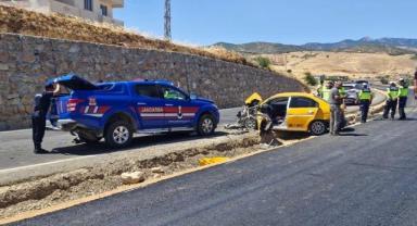 Jandarma aracıyla ticari taksi çarpıştı: 3 yaralı