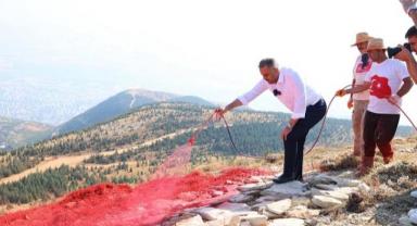 Başkan Toptaş, dünyanın en büyük bayrağını şehit aileleri ve gazilerle tamamladı..