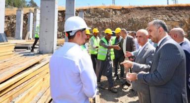 Kirişci ve Toptaş, Kale Gençlik Merkezi inşaatında incelemelerde bulundu..