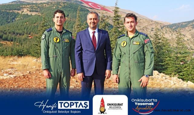 Onikişubat Belediyesi’nden 30 Ağustos’a özel dev bayrak ve gösteri uçuşu.