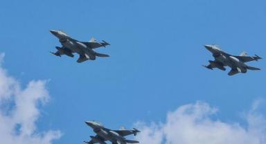 Savaşan Şahinler, Dünyanın En Büyük Türk Bayrağını gösteri uçuşuyla selamladı..