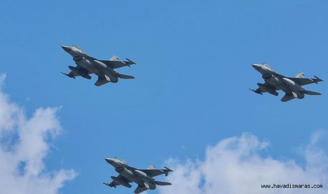 Savaşan Şahinler, Dünyanın En Büyük Türk Bayrağını gösteri uçuşuyla selamladı..