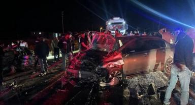 İki otomobil kafa kafaya çarpıştı: 5 yaralı