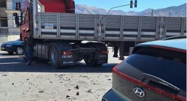 Otomobil ile tır çarpıştı: 2 yaralı