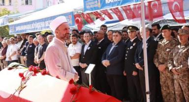 Şehit babasının yanına defnedildi...