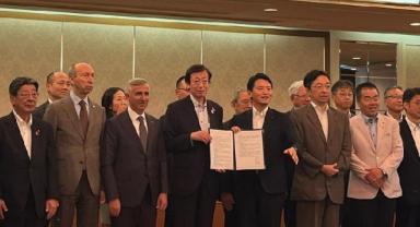 Vali Ünlüer Japonya'da