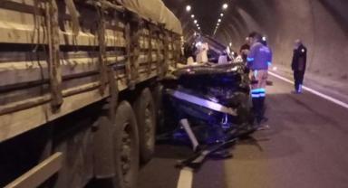 Otomobil tıra arkadan çarptı: 1 ölü 4 yaralı