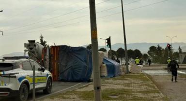 Balya yüklü tır devrildi: 1 yaralı