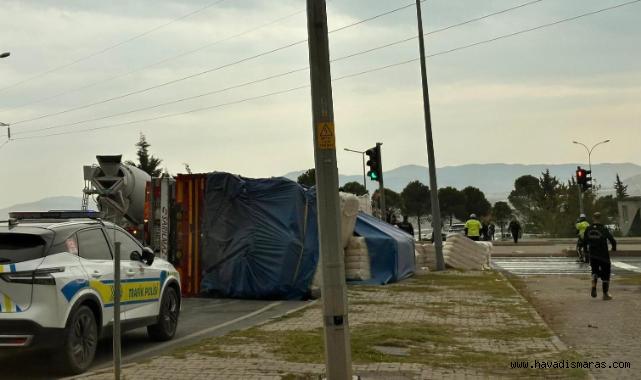 Balya yüklü tır devrildi: 1 yaralı