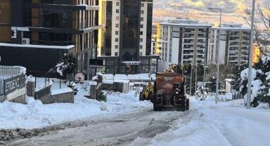 Büyükşehir, Buzlanmanın Önüne Geçmek İçin Durmaksızın Sahada..