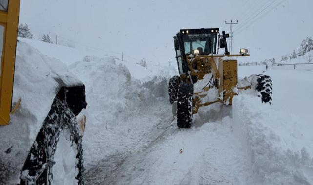 Onikişubat Belediyesi kırsalda kesintisiz ulaşım için 7/24 karla mücadeleye devam ediyor..