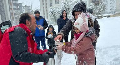 Onikişubat’ta kar soğuğuna karşı sıcak dayanışma..