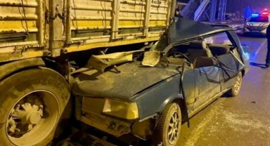 Otomobil tıra arkadan çarptı.. 3 yaralı 