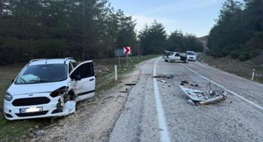 Hafif Ticari Araç İle Otomobil Kafa Kafaya Çarpıştı: 1 yaralı