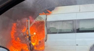 Seyir Halindeki Minibüs Alev Topuna Döndü..