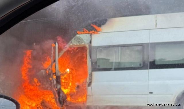 Seyir Halindeki Minibüs Alev Topuna Döndü..