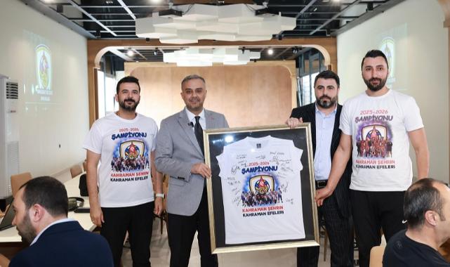 Başkan Toptaş, Efeler Ligi’ne yükselen Onikişubat Belediye Spor ile şampiyonluk yemeğinde buluştu..