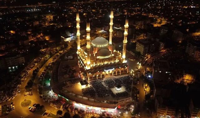 Kahramanmaraş’ta Kadir Gecesi’nde Abdulhamid Han Camii Doldu Taştı 