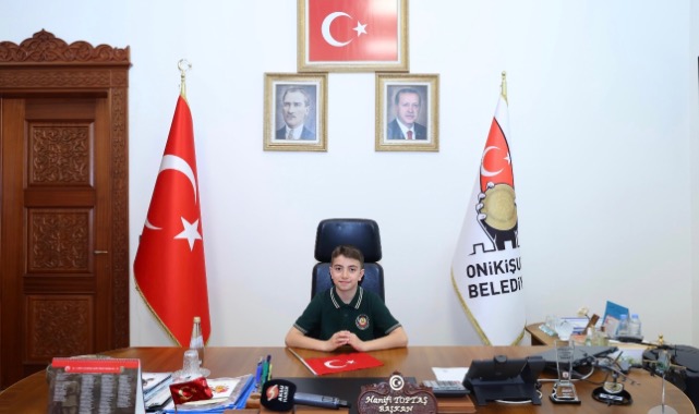 Başkan Hanifi Toptaş, 23 Nisan'da koltuğunu minik Halil Sami'ye devretti 