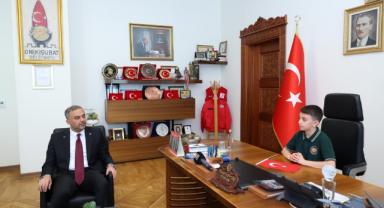 Başkan Hanifi Toptaş, 23 Nisan'da koltuğunu minik Halil Sami'ye devretti 