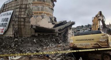 Kahramanmaraş'ta yıkım sırasında operatör enkaz altında kaldı 