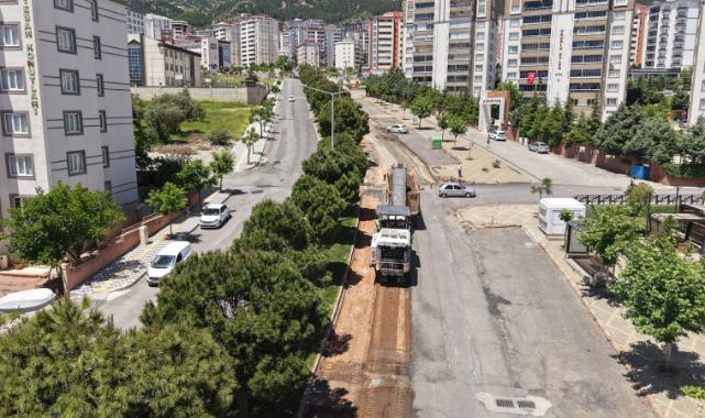 Büyükşehir, Ahır Dağı Caddesi’ni Asfalta Hazırlıyor..